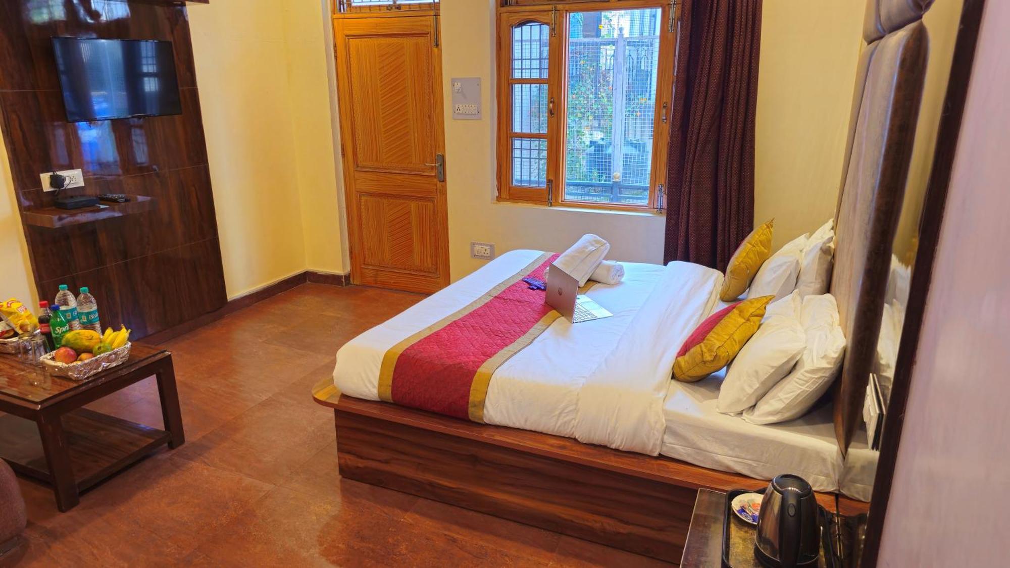 Hotel The Canadian With Jungle View, Near Dalhousie Bus Stand Banikhet Exterior photo